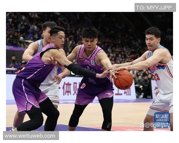 北京首钢与辽宁激战正酣比分胶着双方争夺季后赛席位的关键战役